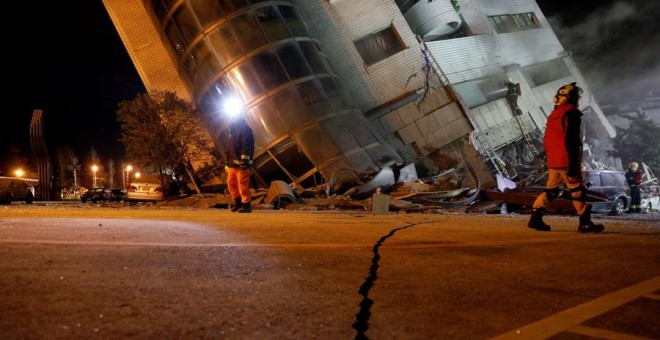 Equipos de rescate, en una de las zonas afectadas por el terremoto en Taiwán. REUTERS/Tyrone Siu
