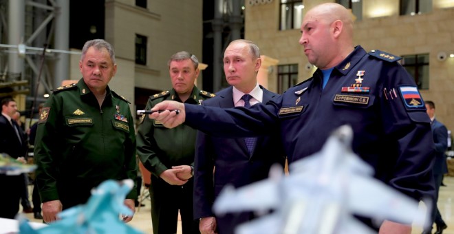 El ministro ruso de Defensa, Sergei Shoigu; el jefe del Estado Mayor ruso, Valery Gerasimov, y el presidente ruso, Vladimir Putin, escuchan al comandante de la Fuerza Aeroespacial rusa, Sergei Surovkin, durante una visita a una exposición militar durante