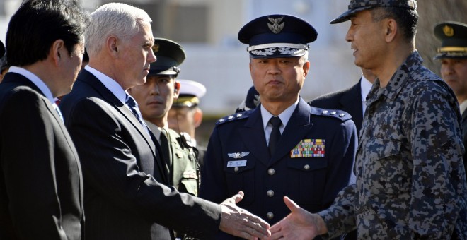 El vicepresidente estadounidense, Mike Pence, dando la mano a un soldado de la Fuerza de Autodefensa de Japón. EFE