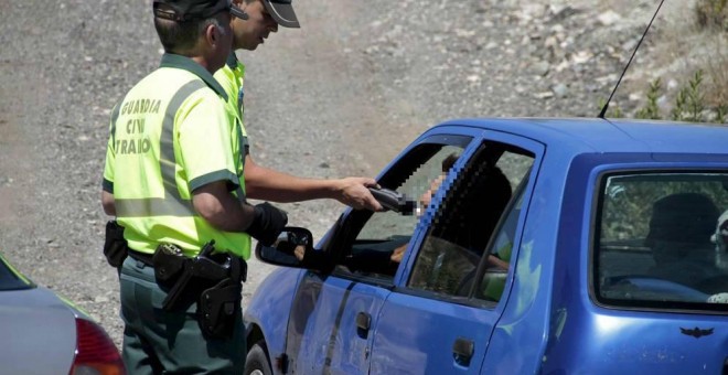 Un agente de la Guardia Civil de Tráfico da el alto a un conductor. EFE/Archivo