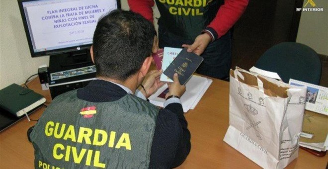 Fotografía cedida por la Guardia Civil que ha detenido en Melilla a cuatro personas en la desarticulación de una red dedicada al tráfico de seres humanos con fines de explotación sexual y laboral