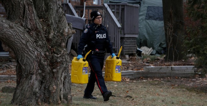 La Policía vigila los terrenos de la casa del hombre acusado de asesinar a seis personas en Toronto. / Reuters
