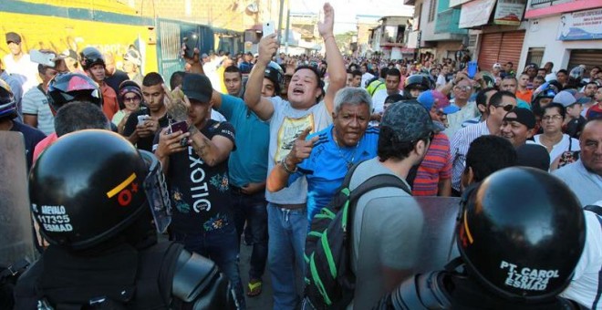 Decenas de personas protestan en el lugar donde el candidato a la presidencia por el partido de las FARC, Rodrigo Londoño, pretendía asistir a un acto de campaña. EFE/ERNESTO GUZMÁN JR