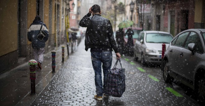 Mourad (nombre ficticio) carga con su equipaje en una calle de Madrid. JAIRO VARGAS