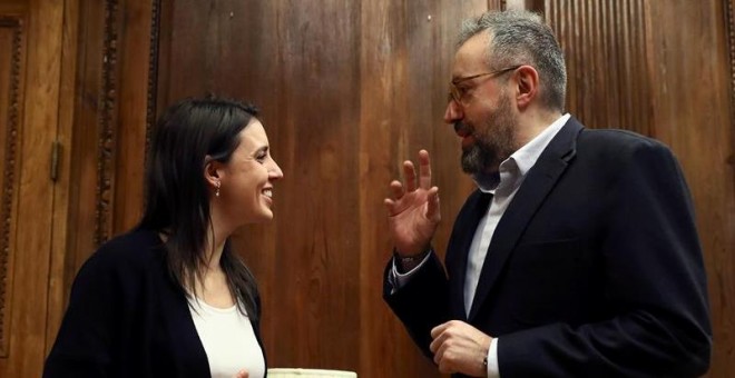 Los portavoces parlamentarios de Ciudadanos y Podemos, Juan Carlos Girauta e Irene Montero, respectivamente, durante la reunión que han mantenido hoy en el Congreso para avanzar en una futura reforma de la ley electoral más proporcional. EFE/Mariscal