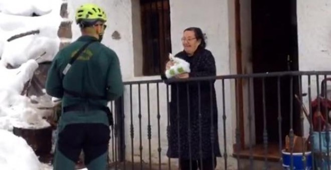 Dos guardias civiles esquían cinco kilómetros para llevar las medicinas a una mujer aislada en Asturias. GUARDIA CIVIL