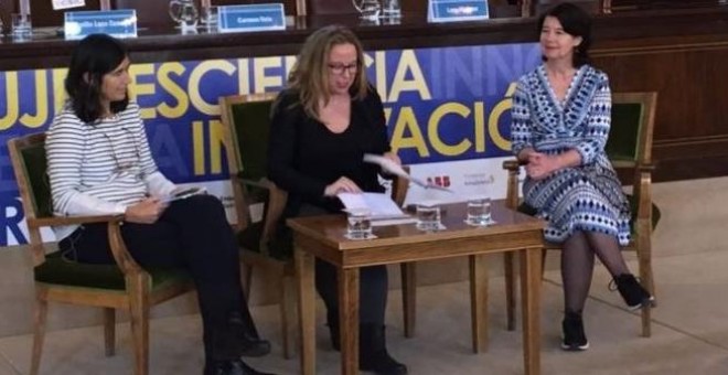 María Blasco junto a la periodista Patricia Fernández y la investigadora sueca Katarina Nordqvist en las jornadas Mujeres, Ciencia e Innovación. /ALEJANDRO GONZÁLEZ