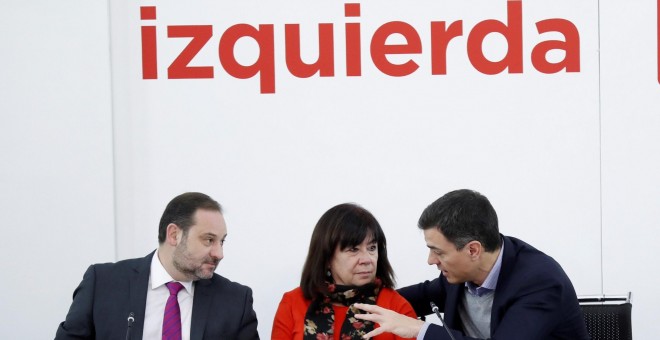 El secretario de Organización del PSOE, José Luis Ábalos, la presidenta, Cristina Narbona, y el secretario general, Pedro Sánchez, durante la reunión de la Ejecutiva Federal del PSOE, en la sede de Ferraz en Madrid. EFE/Chema Moya