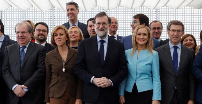 El jefe del Gobierno y líder del PP, Mariano Rajoy (c), acompañado por la secretaria general del PP y presidenta del PP de Castilla-La Mancha, María Dolores de Cospedal (2i), el presidente de la Junta de Castilla y León, Juan Vicente Herrera (i); la pres