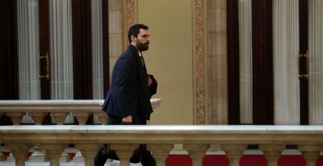 El presidente del Parlament, Roger Torrent, en los pasillos de la Cámara catalana.EFE/Toni Albir