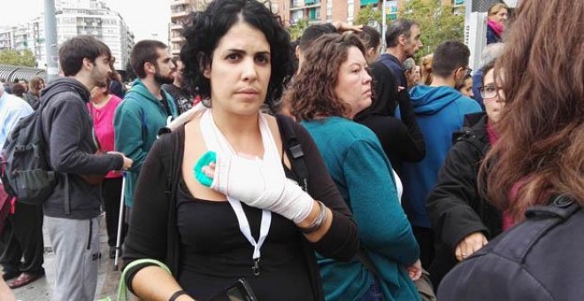 Marta Torrecillas, la mujer que denunció a la Policía por romperle los dedos de la mano durante el 1-O.