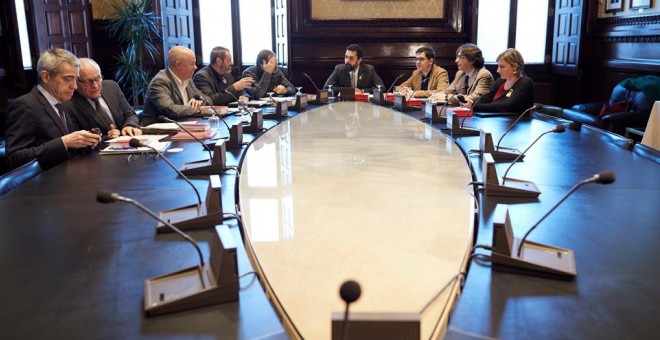 El presidente del Parlament, Roger Torrent, durante la reunión semanal de la Mesa de la cámara catalana. EFE/Alejandro García