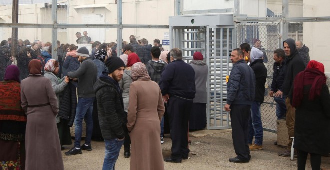 Familiares y amigos de la adolescente palestina Ahed Tamin, aguardan a las puertas del tribunal militar israelí, que la juzga por doce cargos por atacar a soldados, en la cárcel israelí de Ófer, cerca de la localidad cisjordana de Betunia. EFE/ Stringer