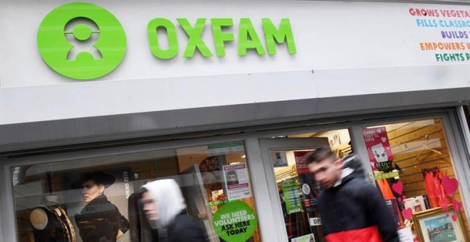 eatones pasan delante de una tienda Oxfam en Londres. | EFE
