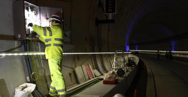 Un técnico revisando los fallos en una línea de metro. EP