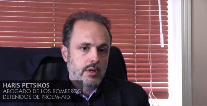 El abogado Haris Petsikos en una imagen del documental Contramarea (2016) del director Carlos Escaño.