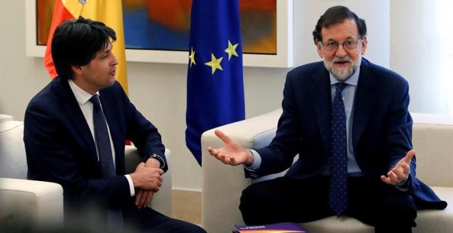 El presidente del Gobierno, Mariano Rajoy (d), conversa con el presidente de Societat Civil Catalana, José Rosiñol (i), durante el encuentro que han mantenido hoy en el Palacio de la Moncloa. EFE/ Juan Carlos Hidalgo