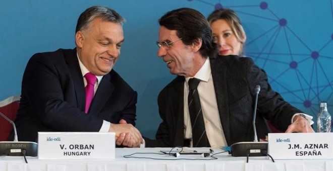 El primer ministro húngaro, Viktor Orbán (i), saluda al presidente de honor de la Internacional Demócrata de Centro (IDC) y ex presidente español, José María Aznar, durante la conferencia de líderes de la IDC celebrada en el Hotel Marriott de Budapest, Hu