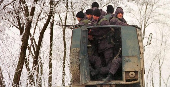 Las fuerzas policiales serbias cerca de Mitrovica en enero de 1999. AFP