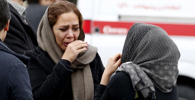 Familiares de los pasajeros del avión siniestrado.- AFP