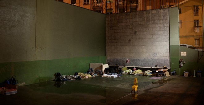 Un grupo de personas sin hogar pasan la noche al raso en un frontó en el barrio de Rekalde, en Bilbao. REUTERS/Vincent West
