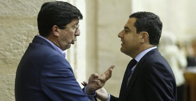 El presidente de Ciudadanos en Andalucía, Juan Marín, y el del PP-A, Juan Manuel Moreno, conversando en el Parlamento andaluz. EFE