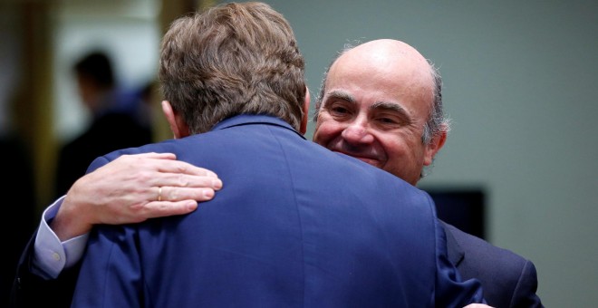 l ministro español de Economía, Luis de Guindos, recibe la felicitación de su homólogo belga, Johan Van Overtveldt, al comienzo de la reunión del Ecofin, en Bruselas. REUTERS/Francois Lenoir