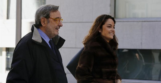 El expresidente de Catalunya Caixa Narcís Serra (i) a su salida de la Audiencia Nacional tras declarar como investigado junto a sus directores generales Adolf Todó y José María Loza. | J.P. GANDUL (EFE)