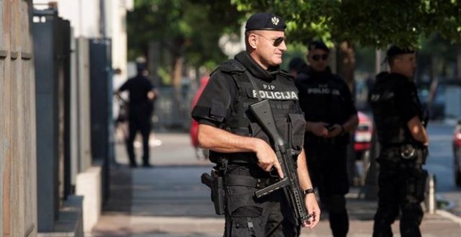 Agentes de las fuerzas de seguridad serbias.