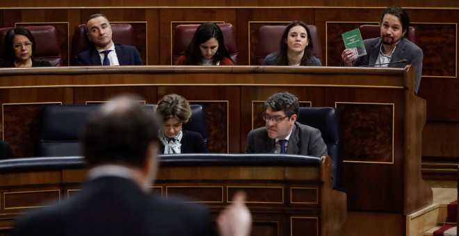 El presidente del Gobierno, Mariano Rajoy, responde al líder de Unidos Podemos, Pablo Iglesias, durante la sesión de control al Ejecutivo, en el Congreso de los Diputados. EFE/Emilio Naranjo