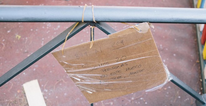 Carteles y taburetes guardan cola en Jesús de Medinaceli. / TONI JULIÁ