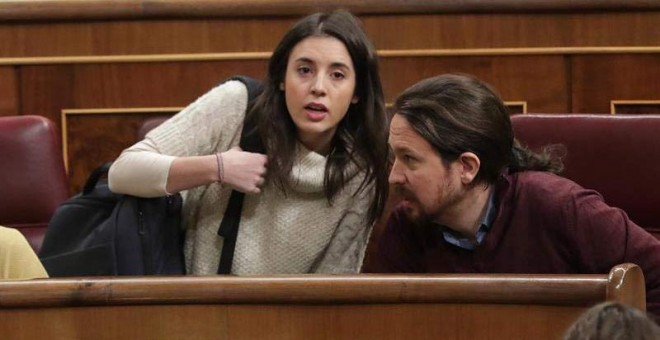 Los diputados de Podemos Pablo Iglesias,d., e Irene Montero en el Pleno del Congreso. | ZIPI (EFE)