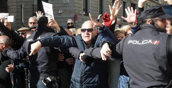 Miles de jubilados, que secundan una concentración en defensa del sistema público de pensiones, han cortado hoy la Carrera de San Jerónimo en Madrid cerrando así el acceso al Congreso de los Diputados desde la Plaza de Neptuno hasta la calle Cedaceros. La