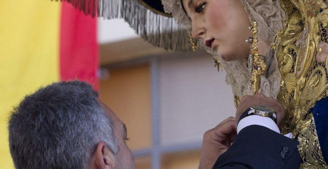 Acto de imposición de la medalla al Mérito Policial a la virgen María Santísima del Amor. /EFE