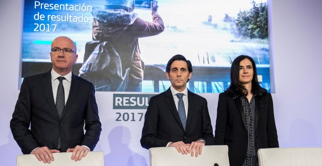 El presidente del Telefónica, José María Álvarez-Pallete (c), acompañado por la directora de Finanzas y Control, Laura Abasolo, y el consejero delegado, Ángel Vilá Boix (i), durante la presentación de los resultados anuales de la compañía correspondientes