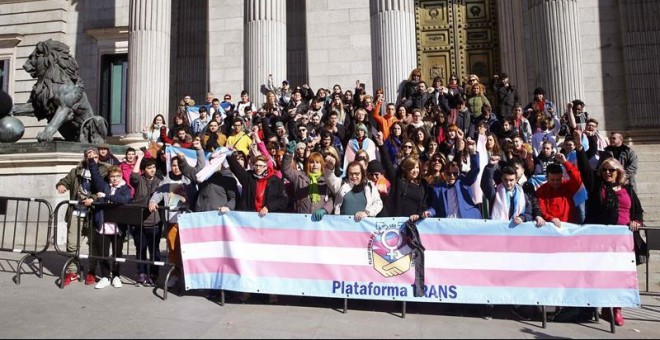 Miembros de la plataforma trans se concentran a las puertas del Congreso mientras que la portavoz de Podemos. EFE