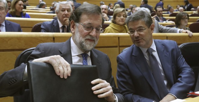 El presidente del Gobierno, Mariano Rajoy, y el ministro de Justicia, Rafael Catalá, durante la sesión de control celebrada esta tarde en el pleno del Senado, en Madrid. EFE