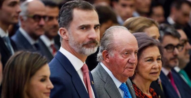 Los Reyes Felipe VI y Letizia, junto a los Reyes eméritos Juan Carlos y Sofía, durante el acto de entrega de los Premios Nacionales del Deporte 2016 celebrado esta semana. | EFE