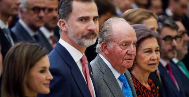 Los Reyes Felipe VI y Letizia, junto a los Reyes eméritos Juan Carlos y Sofía, durante el acto de entrega de los Premios Nacionales del Deporte 2016 celebrado esta semana. | EFE