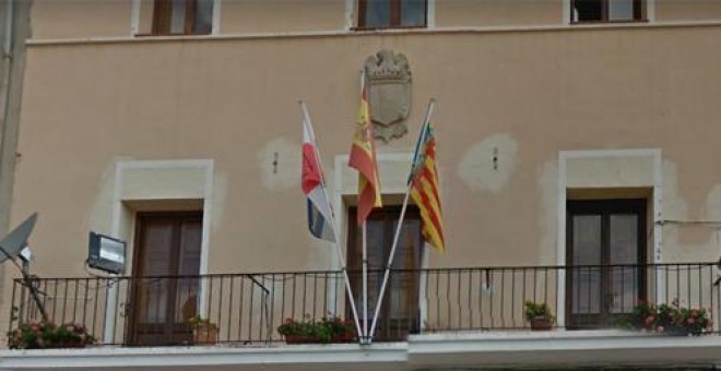 Escudo franquista en la fachada del Ayuntamiento de La Serratella.- GOOGLE MAPS