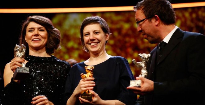 Adina Pintilie (c), con el Oso de Oro. REUTERS/Fabrizio Bensch