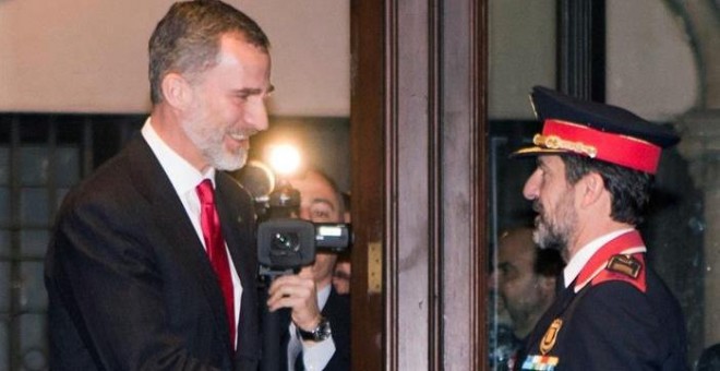 El rey Felipe VI saluda al jefe de los Mossos d'Esquadra, Ferran López. EFE/Quique García