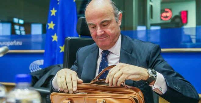 El todavía ministro de Economía, Luis de Guindos, se prepara para responder a las preguntas de los miembros de la Comisión de Asuntos Económicos del Parlamento Europeo, en su examen para ocupar la vicepresidencia del BCE, en Bruselas, Bélgica, el 26 de fe