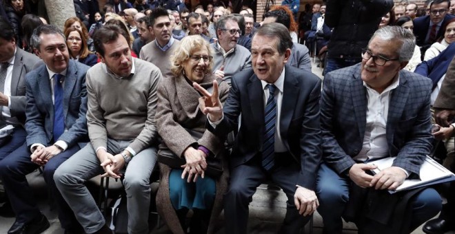 El alcalde de Sevilla,Juan Espadas; el de Valladolid,Oscar Puente, la de Madrid,Manuela Carmena; el de Vigo y presidente de la FEMP,Abel Caballero, y de Mieres, Anibal Vázquez, durante la reunión para exigir al Gobierno que los entes locales puedan reinve