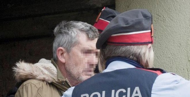 El presunto autor del doble homicidio de Susqueda, Jordi Magentí (i), acompañado de los mosos d'esquadra en el momento de acceder a una casa de Anglès. /EFE