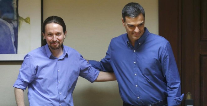 Iglesias y Sánchez se saludan durante la primera reunión formal entre los equipos de trabajo de Podemos y PSOE en el Congreso. / EFE