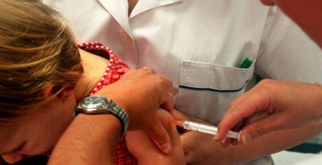 Una mujer se vacuna de meningitis en Barcelona. EFE