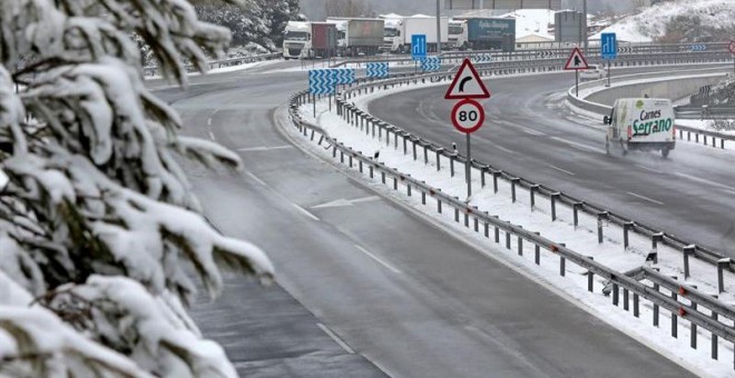 Escaso tránsito por el Coll del Bruc (Barcelona) a causa del mal tiempo, en una jornada en la que la Generalitat ha prohibido el tráfico de camiones y ha suspendido el transporte escolar en Cataluña hasta que finalice el episodio de nieve. EFE/Susanna Saé