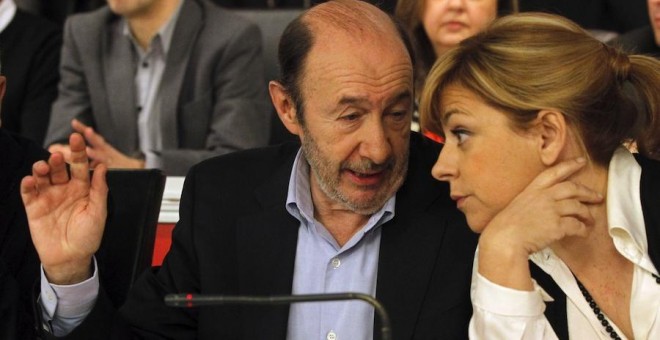 Alfredo Pérex Rubalcaba con Elena Valenciano. EFE