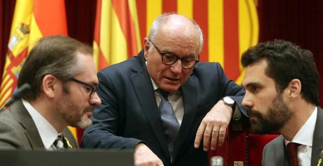 El presidente del Parlament, Roger Torrent (d), y el vicepresidente primero, Josep Costa (i), hablan con el letrado de la cámara, Xavier Muro (c). EFE/ Toni Albir